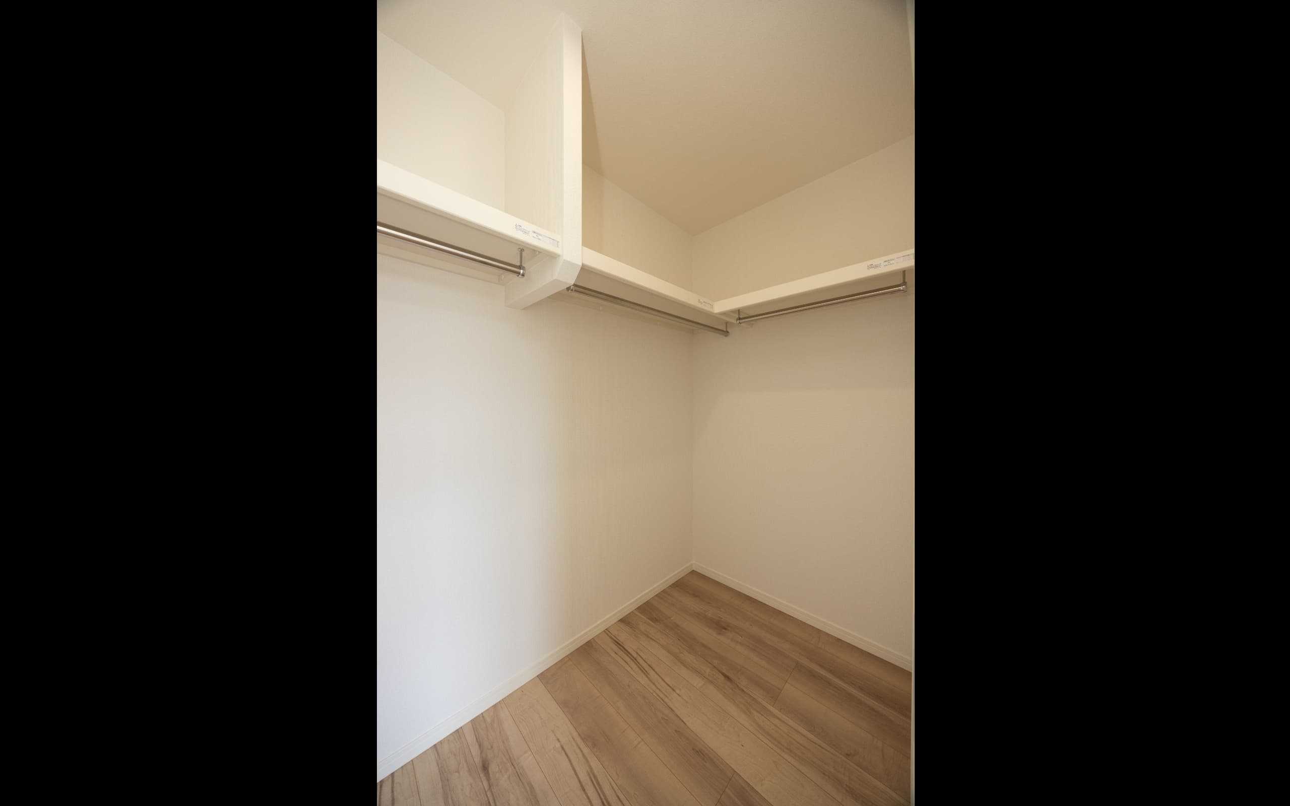 WALK IN CLOSET