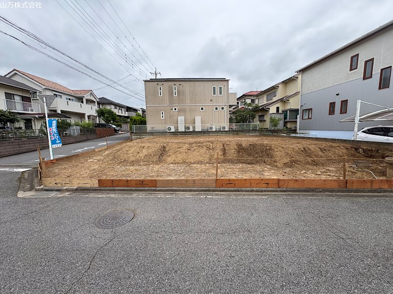 佐倉市ユーカリが丘2丁目　６M公道角地　建築条件なし売地　更地済 本線ユーカリが丘駅徒歩１３分