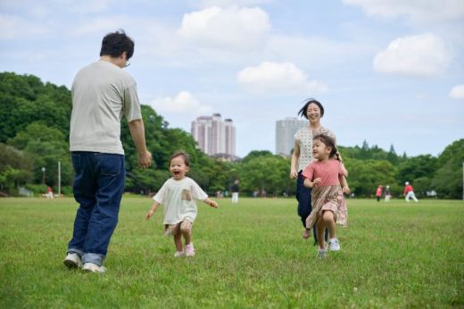 公園で遊ぶご家族