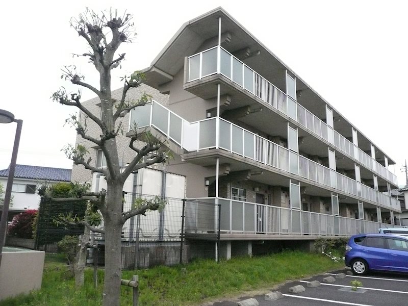RC造3階建。スーパーまで徒歩1分