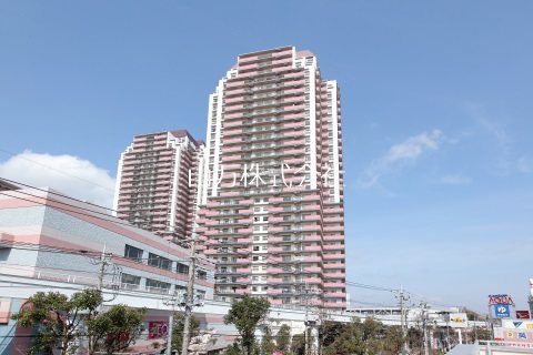 イーストタワーは31階建。OKストアやドラッグストア、集合クリニックや市役所出張所が敷地内にあります。
